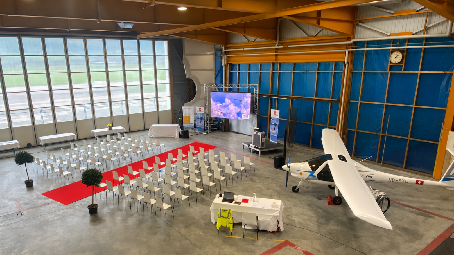 Generalversammlung im Flugzeughangar am Flughafen St. Gallen-Altenrhein